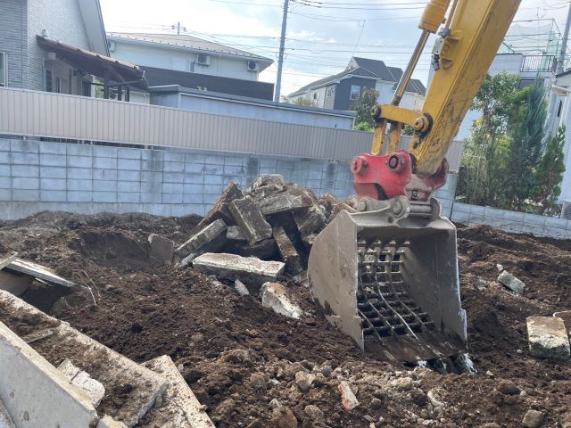重量鉄骨造３建て家屋解体工事(東京都世田谷区千歳台)工事中の様子です。
